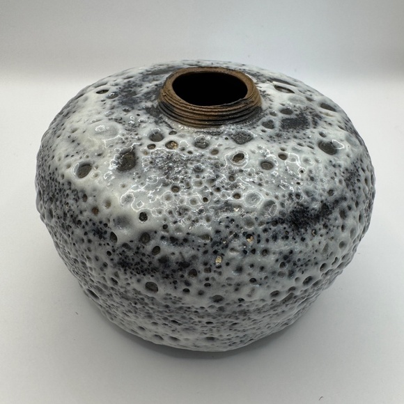 Unsigned studio stoneware pottery fat lava vase. Scandinavian inspired decor. - Picture 9 of 9